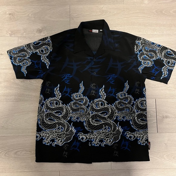 Vintage silk dragon pattern buttondown 23 inches x 30 inches - Picture 1 of 4